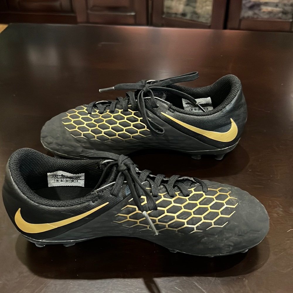 NIKE HYPERVENOM PHANTOM 3 CLUB FG JUNIOR AJ4146-090 size 4.5y